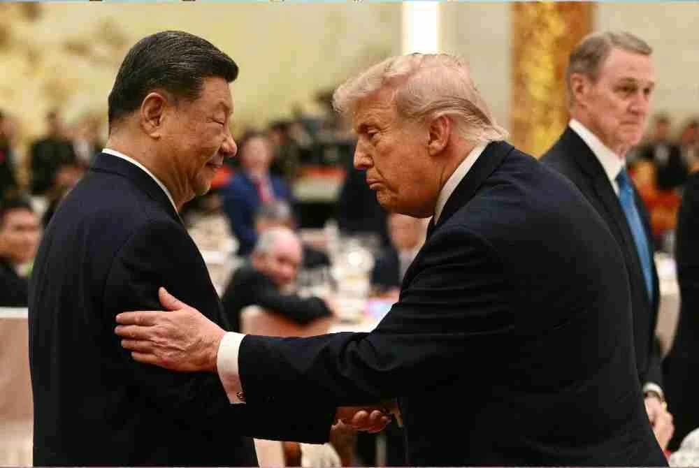 Jinping (kiri) memandang Trump ketika menghadiri jamuan negara di Dewan Besar Rakyat.