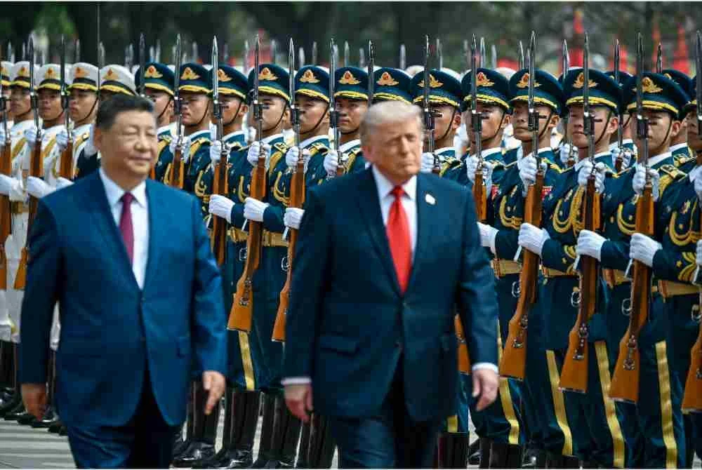 Trump (kanan) dan Jinping memeriksa kawalan kehormatan semasa upacara sambutan rasmi di Dewan Besar Rakyat China.