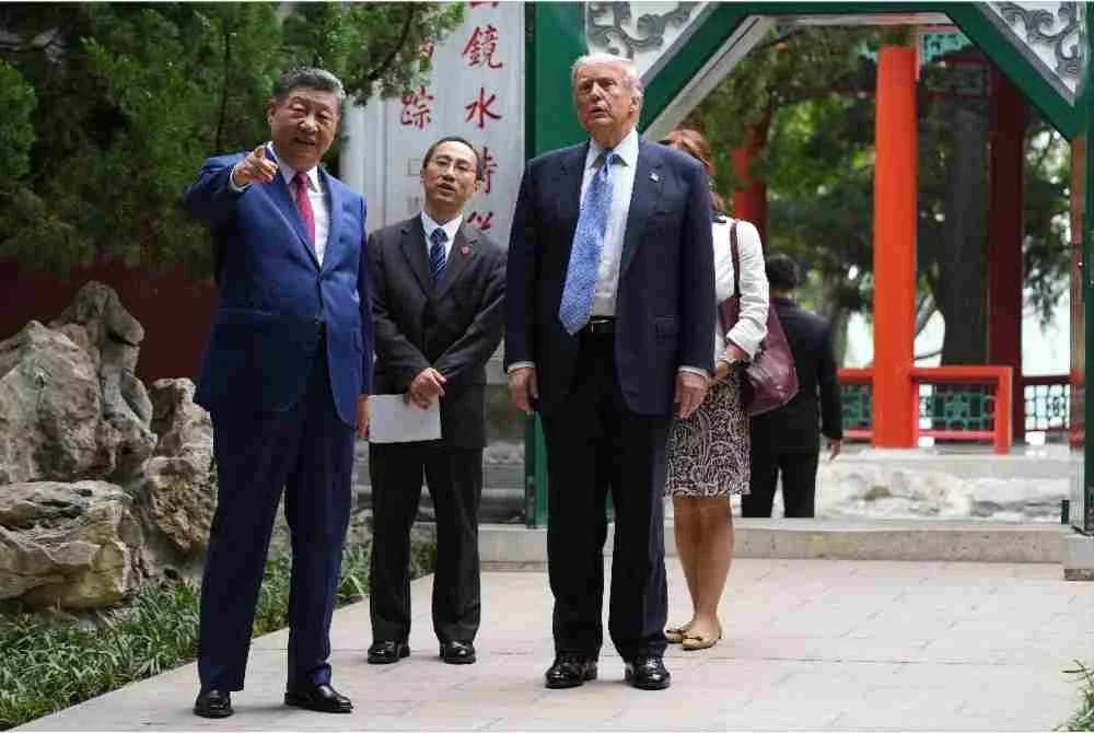 Trump (kanan) dan Jinping (kiri) melawat kompleks kepimpinan Zhongnanhai di Beijing.