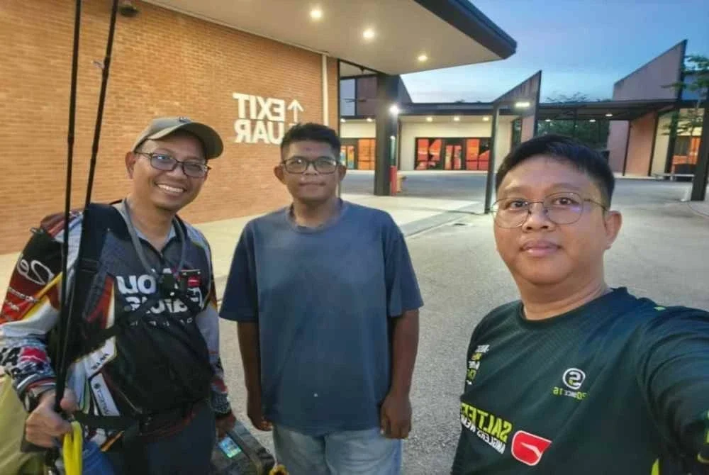 Abdul Khafitd (tengah) dan Iqbal (kanan) bersama-sama menjalankan perniagaan memancing di Silverlakes Outlet, Batu Gajah, Perak.