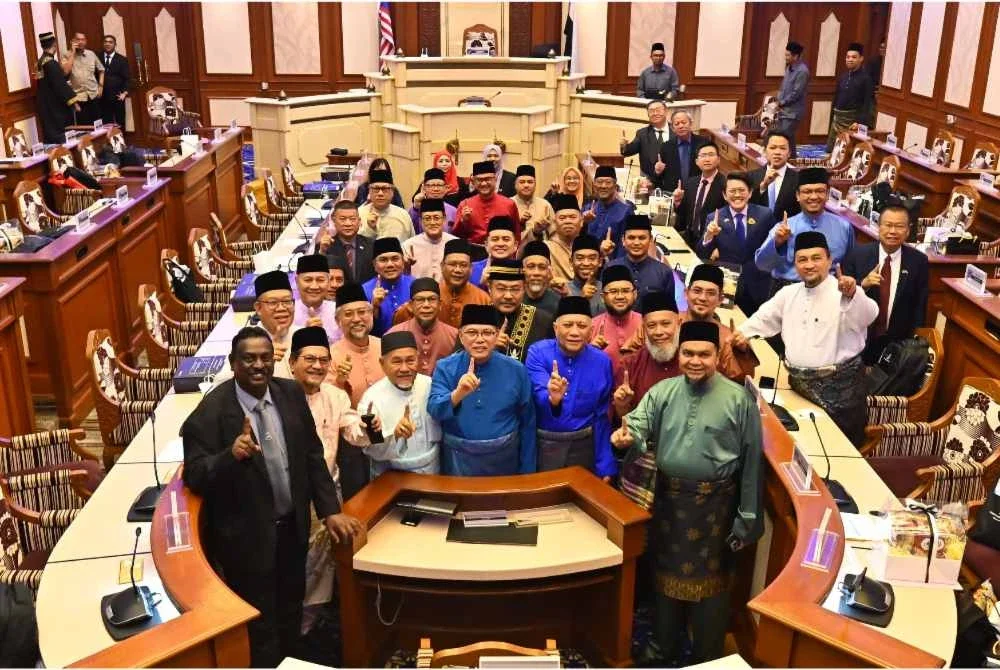 Wan Rosdy (tengah) bersama ADUN daripada kerajaan dan pembangkang bergambar selepas persidangan DUN Pahang.