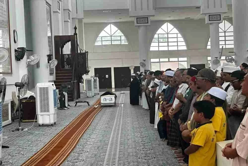 Jenazah Allahyarhamah dibawa ke Masjid Universiti Islam Antarabangsa (UIA), Indera Mahkota untuk disolatkan selepas solat Jumaat sebelum urusan pengebumian dijalankan.