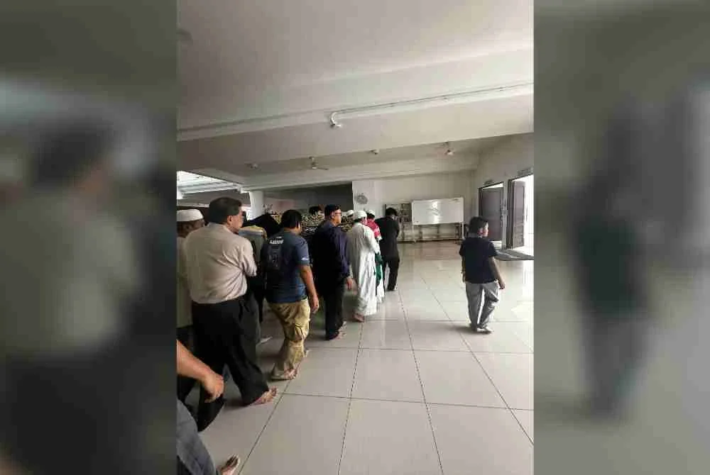 Allahyarhamah selamat dikebumikan di Tanah Perkuburan Islam Bukit Rangin sekitar jam 3 petang.