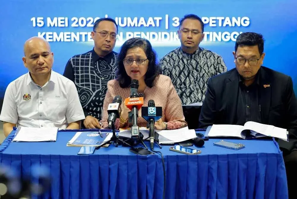 Ketua Pengarah Pendidikan Tinggi Azlinda Azman bercakap pada Sidang Media Khas mengenai laluan kemasukan pelajar lepasan di luar Sistem Pendidikan Kebangsaan ke Institut Pengajian Tinggi Awam (IPTA) di Kementerian Pendidikan Tinggi pada Jumaat. Foto Bernama