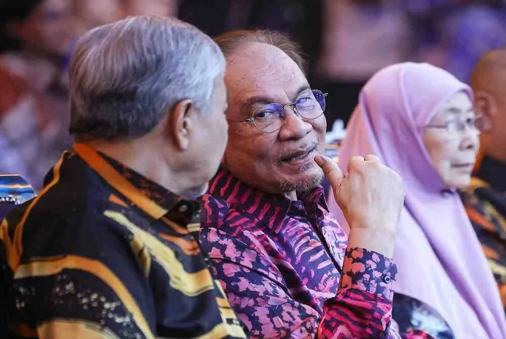Perdana Menteri Datuk Seri Anwar Ibrahim berbual bersama Timbalan Perdana Menteri Datuk Seri Dr Ahmad Zahid Hamidi ketika hadir pada Sambutan Hari Guru Peringkat Kebangsaan Kali Ke-55 Tahun 2026 pada Sabtu. Foto Bernama. 