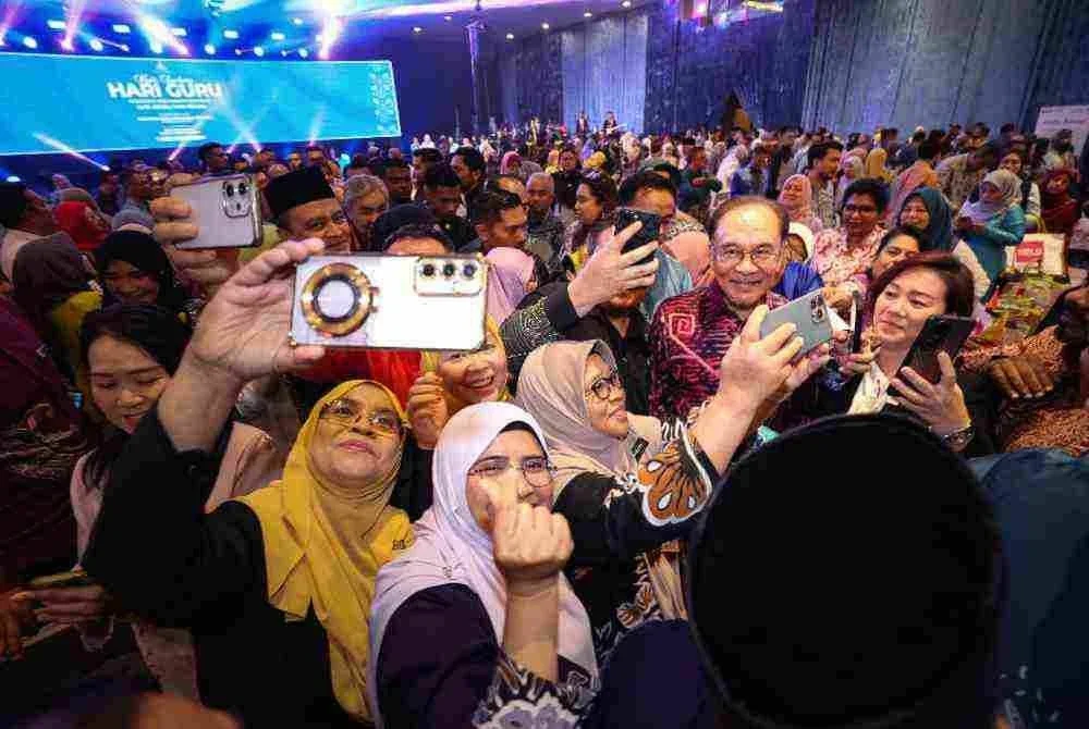 Perdana Menteri Datuk Seri Anwar Ibrahim beramah mesra bersama warga pendidik ketika hadir pada Sambutan Hari Guru Peringkat Kebangsaan Kali Ke-55 Tahun 2026 pada Sabtu. Foto Bernama