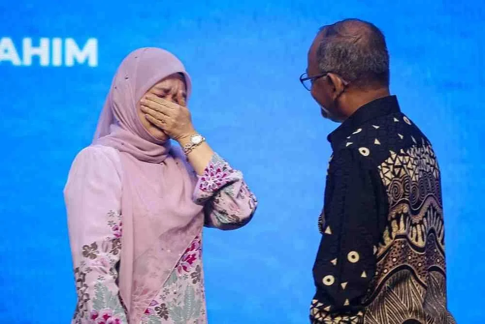 Menteri Pendidikan Fadhlina Sidek (kiri) tidak dapat menahan sebak ketika menyapa penerima anugerah Tokoh Kepimpinan Pendidikan Tahun Dr Ahmad Rafee Che Kassim pada Sambutan Hari Guru Peringkat Kebangsaan Kali Ke-55 Tahun 2026 pada Sabtu. Foto Bernama.