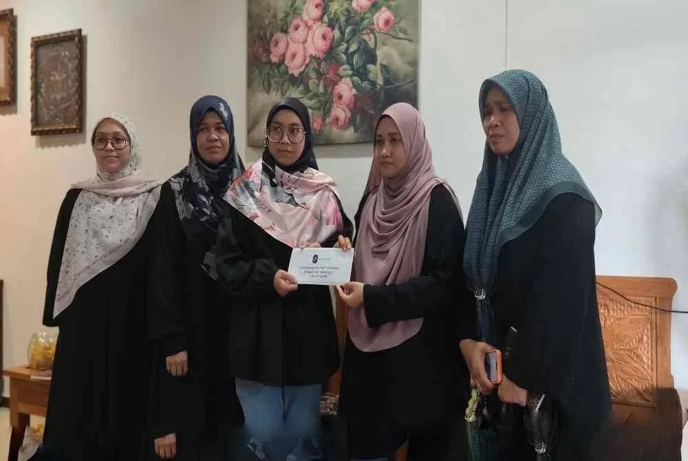 Tabung Haji Pahang menziarahi keluarga Allahyarham di kediaman mereka di Taman Impian dan menyerahkan wang khairat kematian berjumlah RM1,500 kepada waris. Foto Sinar Harian.