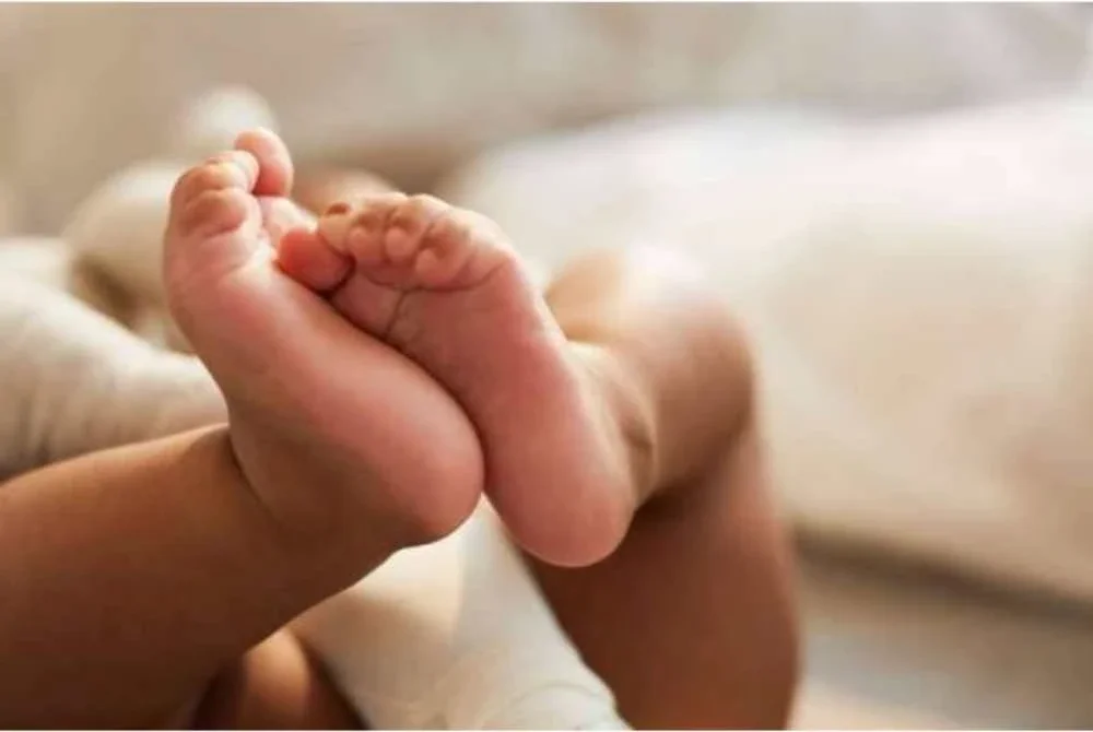Seorang bayi perempuan berusia setahun nyaris maut selepas dipercayai diberi minum racun rumput oleh ibunya di Bandar Sunggala, Port Dickson. Gambar hiasan