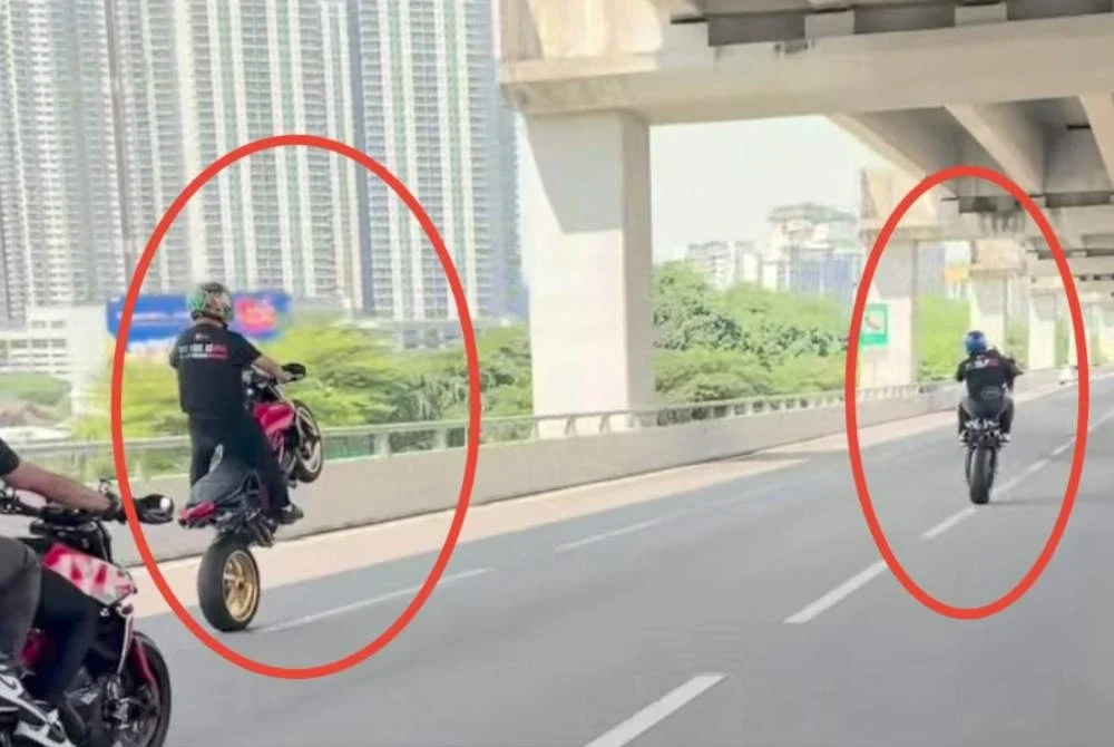 Tangkap layar tular rakaman memaparkan aksi wheelie oleh penunggang motosikal berkuasa tinggi di Lebuhraya SPE.