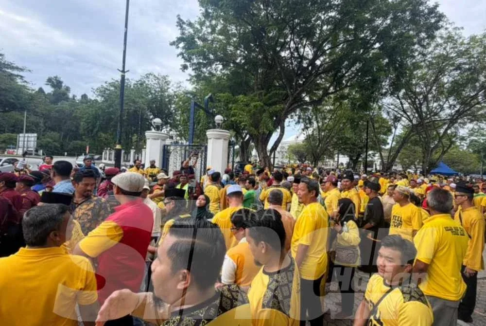 Orang ramai mula berkumpul di pekarangan Masjid Sultan Salahuddin Abdul Aziz Shah sempena Himpunan Daulat Tuanku sebelum bergerak ke pejabat SUK Selangor pada Sabtu