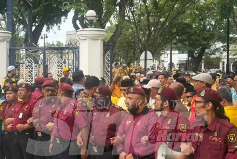 Anggota Jabatan Amal juga yang ditempatkan sepanjang himpunan berlangsung bagi memastikan keselamatan peserta serta mengelakkan sebarang provokasi.