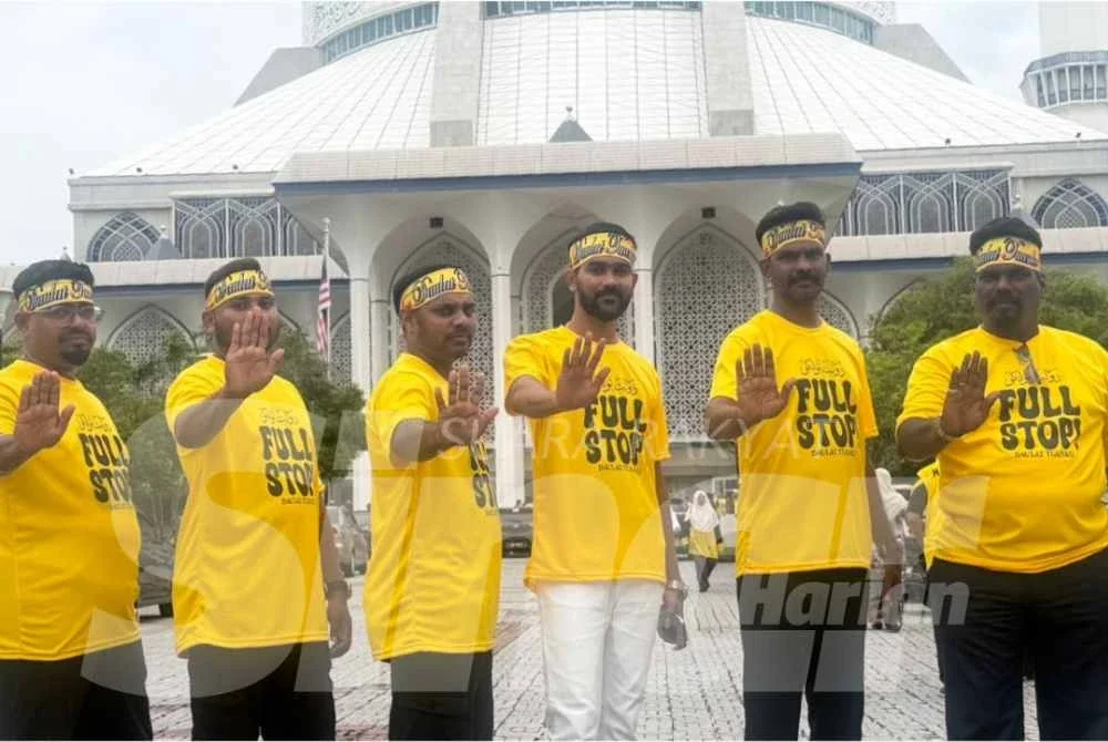 Sebahagian daripada peserta yang hadir sempena Himpunan Daulat Tuanku sebelum bergerak ke pejabat SUK Selangor pada Sabtu