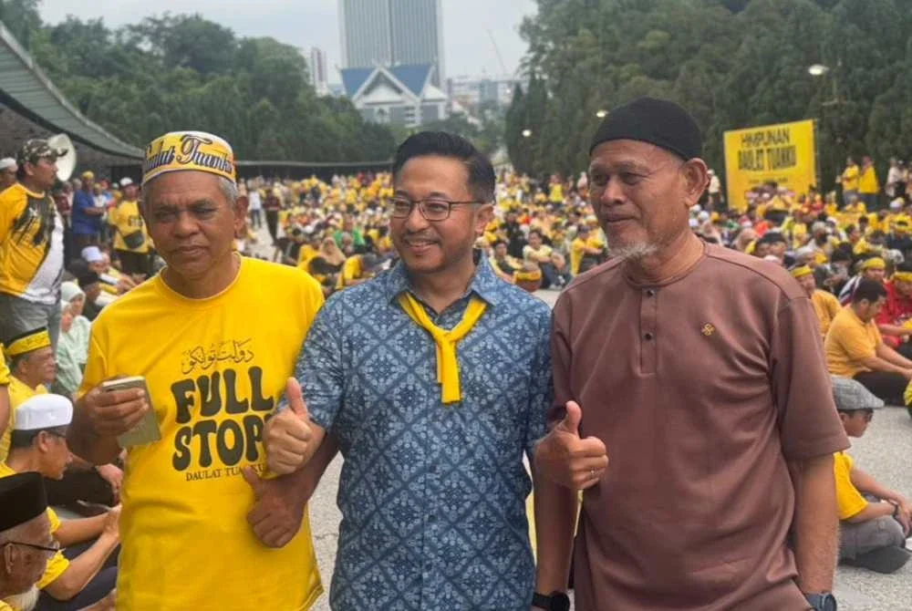 Isham Jalil turut kelihatan bersama peserta Himpunan Daulat Tuanku.