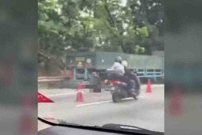 Seorang jururawat lelaki maut selepas motosikal ditungganginya melanggar belakang treler yang berhenti di lorong kecemasan.