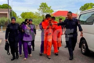 Pasangan suami isteri direman bagi membantu siasatan kes bunuh OKU pembelajaranberusdia 20 tahun yang bekerja sebagai pemasang jubin di Kelantan. 