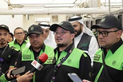 Pengarah Urusan Kumpulan dan Ketua Pegawai Eksekutif Lembaga Tabung Haji, Mustakim Mohamad (tengah)