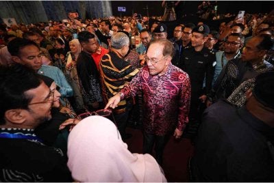  Anwar beramah mesra bersama warga pendidik ketika hadir pada Sambutan Hari Guru Peringkat Kebangsaan Kali Ke-55 Tahun 2026 pada Sabtu. Foto Bernama