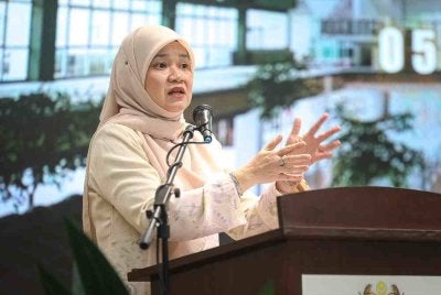 Menteri Pendidikan Fadhlina Sidek. 