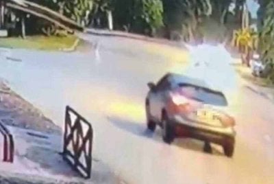 Gambar tukar rakaman CCTV sebuah SUV yang disyaki merempuh 3 pejalan kaki di Jalan Pekan Baru, Klang pada Jumaat.