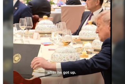 Tangkap layar tular yang mendakwa Trump cuba mengintai nota milik Xi Jinping ketika satu pertemuan rasmi.
