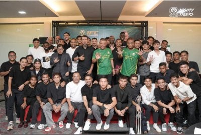 Saifuddin Nasution (tengah) bersama barisan pemain IFC selepas Majlis Makan Malam dan Amanat di Alor Setar pada malam Jumaat. - FOTO IFC
