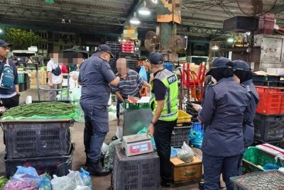 KPDN melaksanakan Op Embun 2.0 di Pasar Borong Kuala Lumpur pada Sabtu.