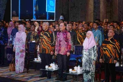 Perdana Menteri Datuk Seri Anwar Ibrahim dan Isteri Datuk Seri Dr Wan Azizah Wan hadir pada Sambutan Hari Guru Peringkat Kebangsaan Kali Ke-55 Tahun 2026 hari ini. Foto Bernama. 