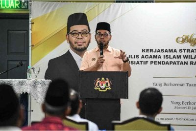 Zulkifli menyampaikan ucapan pada Majlis Perasmian Kerjasama Strategik Kementerian Ekonomi dan Majlis Agama Islam Wilayah Persekutuan di bawah Program Inisiatif Pendapatan Rakyat - Inisiatif Usahawan Makanan (IPR-INSAN) di Masjid Wilayah Persekutuan pada Sabtu. Foto Bernama