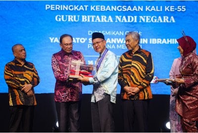 Abdul Rashid menerima Anugerah Tokoh Guru Kebangsaan 2026 sempena Sambutan Hari Guru Peringkat Kebangsaan ke-55 di Pusat Konvensyen Casuarina@Meru di sini pada Sabtu.