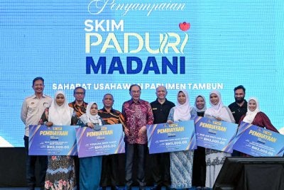 Anwar bergambar bersama Sahabat Usahawan Parlimen Tambun ketika hadir pada Majlis Peluncuran Skim Paduri Madani di Dewan Serbaguna Bandar Baru, Tambun pada Sabtu. Foto Bernama