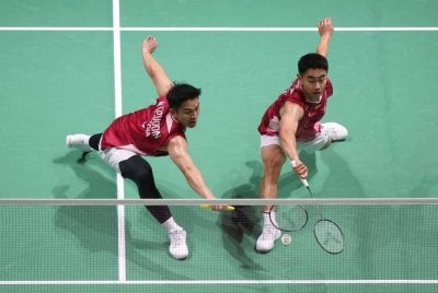 Hasrat Sze Fei-Izzuddin mara ke final Terbuka Thailand tidak kesampaian apabila tewas kepada gandingan Satwiksairaj Rankireddy dan Chirag Shetty. FOTO: bernama 