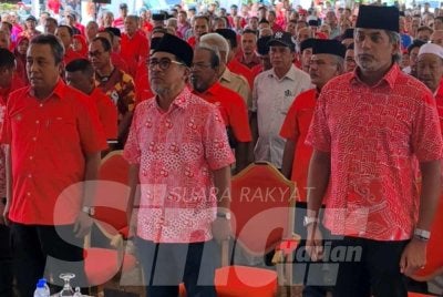Khlir (kiri) hadir pada Majlis Kesyukuran Sempena Ulang Tahun UMNO Ke-80 di Tapak Rumah UMNO Ketereh , Kota Bharu yang dirasmikan oleh Khairy (kanan) dan Md Alwi pada Sabtu. - Foto:SINAR HARIAN/HAZELEN LIANA KAMARUDIN