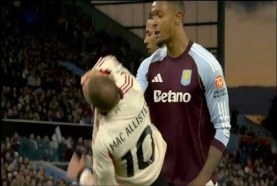 Tindakan Mac Allister yang berlakon dikasari Ezri Konsa ketika Liverpool ketinggalan 2-1 dianggap memalukan. FOTO: Agensi 