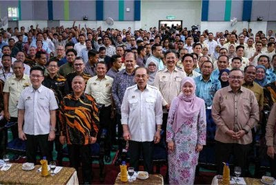 Anwar bergambar bersama tetamu pada Sesi Pertemuan dan Penyampaian Surat Setuju Terima (SST) kepada Kontraktor Kecil Bumiputera di Kompleks Pendidikan Negeri Perak hari ini. - Foto: Bernama
