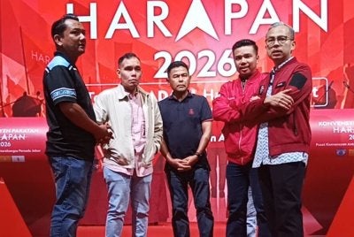 Fahmi (kanan) meninjau persiapan akhir Konvensyen PH di Persada Johor pada Sabtu.