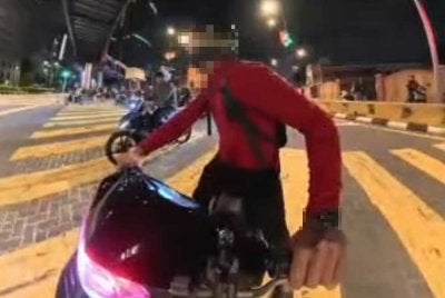 Polis menahan remaja berusia 19 tahun selepas tular melakukan aksi berbahaya di Kuala Lumpur.