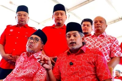 Khairy (duduk, kanan) pada sidang media selepas hadir merasmikan Majlis Kesyukuran Sempena Ulang Tahun UMNO Ke-80 di Tapak Rumah UMNO Ketereh pada Sabtu.