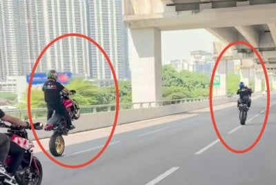 Tangkap layar tular rakaman memaparkan aksi wheelie oleh penunggang motosikal berkuasa tinggi di Lebuhraya SPE.