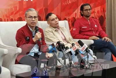 Fahmi (kiri) ketika sidang akhbar di Persada Johor pada Sabtu.