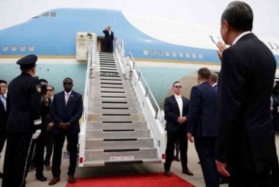 Delegasi Amerika Syarikat (AS) yang mengiringi Presiden Donald Trump dilaporkan membuang semua hadiah yang diberikan pihak China sebelum menaiki pesawat Air Force One selepas lawatan rasmi ke Beijing.