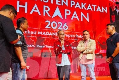 Fahmi (tengah) selepas meninjau persiapan akhir Konvensyen PH di Pusat Konvensyen Antarabangsa Persada Johor Bahru pada Sabtu.