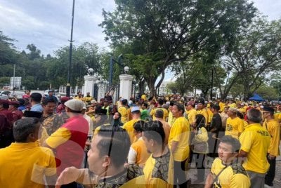 Orang ramai mula berkumpul di pekarangan Masjid Sultan Salahuddin Abdul Aziz Shah sempena Himpunan Daulat Tuanku sebelum bergerak ke pejabat SUK Selangor pada Sabtu