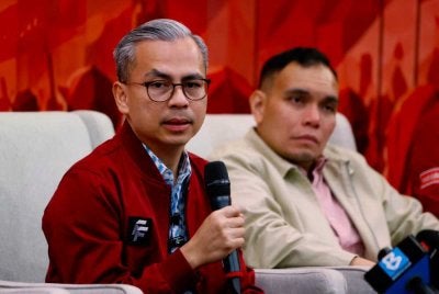 Fahmi (kiri) mengadakan sidang media selepas meninjau persiapan akhir Konvensyen PH 2026 di Pusat Konvensyen Antarabangsa Persada pada Sabtu. Foto Bernama