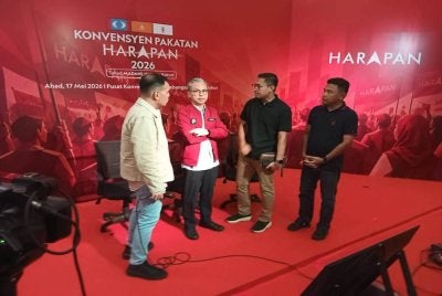Fahmi (dua dari kiri) ketika meninjau persiapan akhir Konvensyen PH di Pusat Konvensyen Antarabangsa Persada Johor Bahru pada Sabtu.