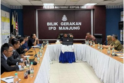 Hasbullah (tengah) mempengerusikan pertemuan rasmi di antara polis bersama wakil Kedutaan Besar Republik Indonesia susulan tragedi berkenaan yang melibatkan warganegara itu di Bilik Gerakan IPD Manjung pada Sabtu. - Foto: IPD Manjung
