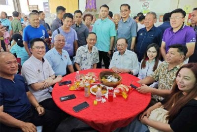Anwar berinteraksi secara langsung dengan hadirin, termasuk bertanya khabar mengenai perkembangan sekolah serta aktiviti komuniti di kawasan Tambun.