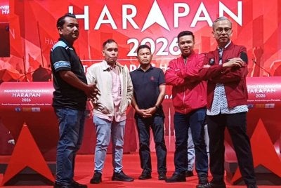 Fahmi (kanan) meninjau persiapan akhir Konvensyen PH di Pusat Konvensyen Antarabangsa Persada Johor Bahru pada Sabtu.