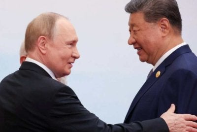 Putin (kiri) mempunyai ikatan yang baik dengan Jinping. Foto Agensi