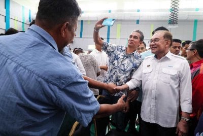 Anwar beramah mesra bersama tetamu pada Sesi Pertemuan dan Penyampaian Surat Setuju Terima (SST) kepada Kontraktor Kecil Bumiputera di Kompleks Pendidikan Negeri Perak pada Sabtu. Foto Bernama